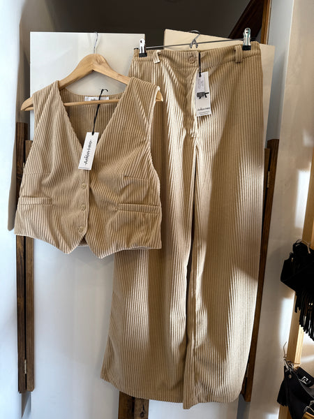 Conjunto beige de cotele