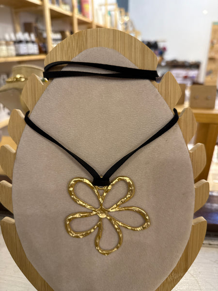 Collares de cuero con flor