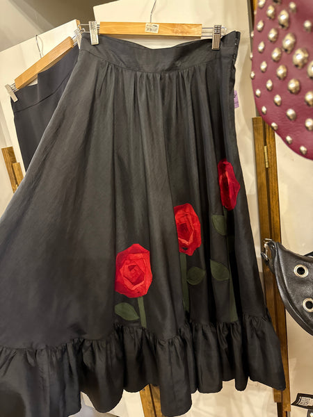 Faldas con vuelo negras con rosas