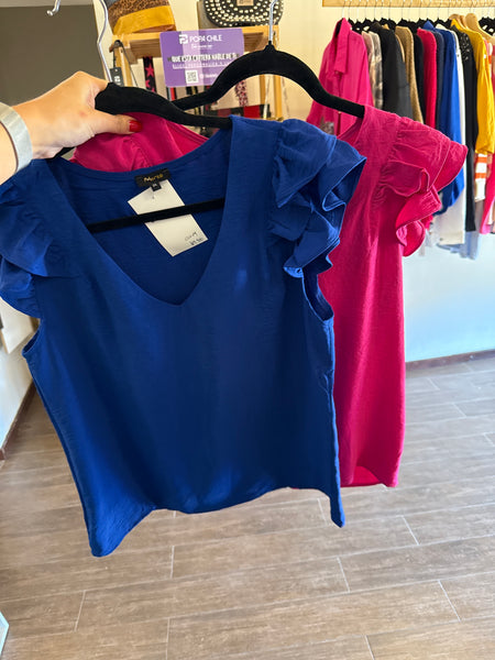 Polera escote en V con vuelos en mangas
