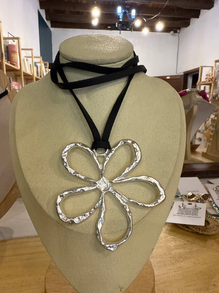 Collares de cuero con flor